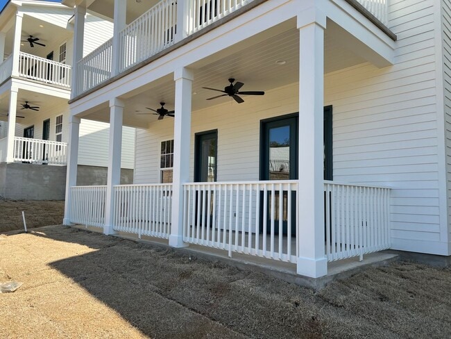 Building Photo - 3 Bed 3 Bath Flat