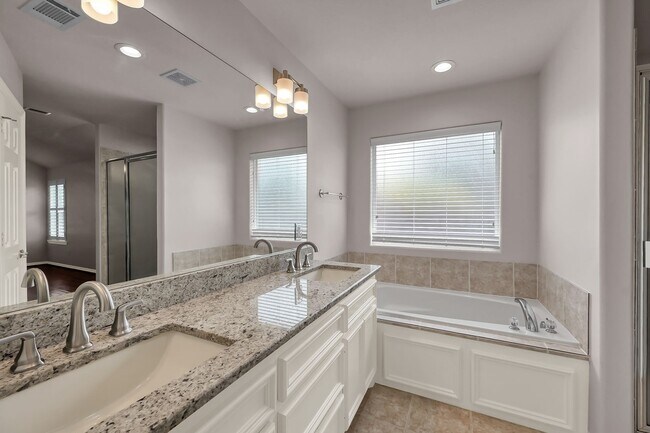 Building Photo - Immaculate April Sound Patio Home 3/2.5/2