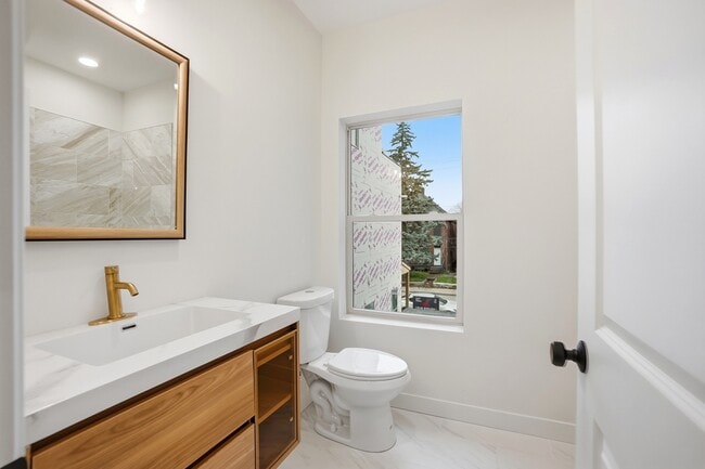 Building Photo - 412 St Clair Ave