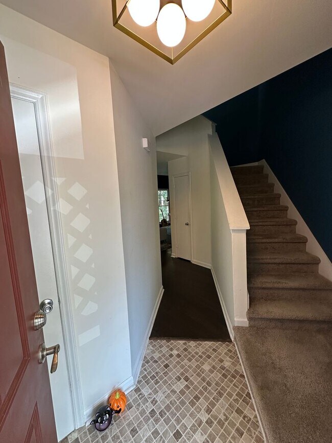 Building Photo - Charming 2-Bedroom Loft-Style Condo in a P...