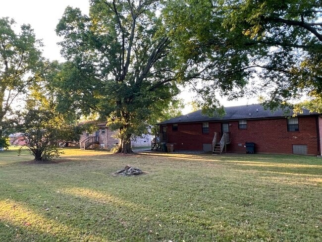 Building Photo - 212 Ewing Dr