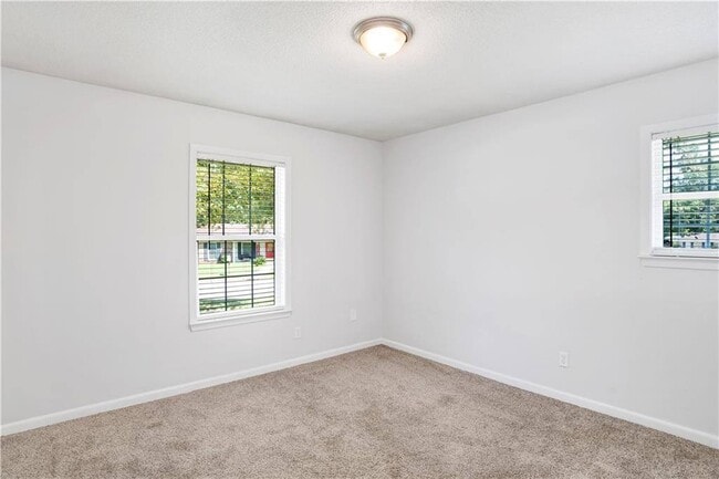 Building Photo - 2704 Woodcliff Dr E