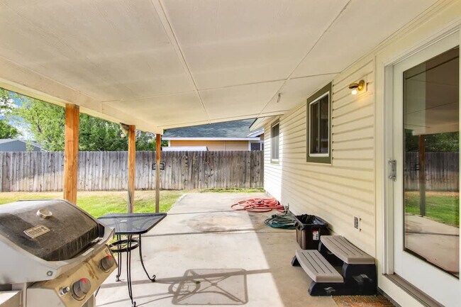Building Photo - 925 N Stonehenge Way
