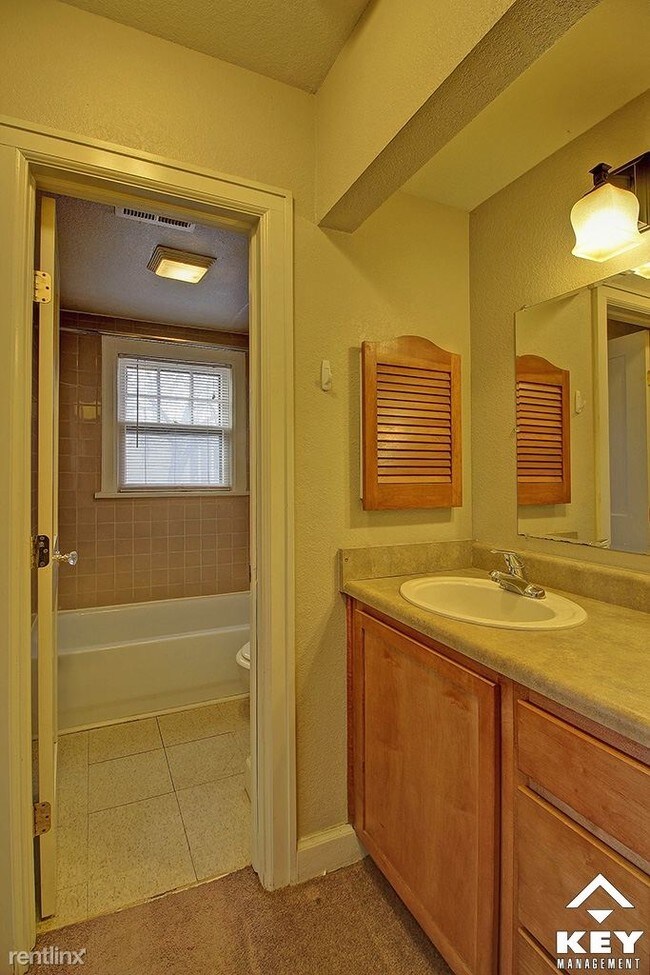 Building Photo - 1156 N Emporia St