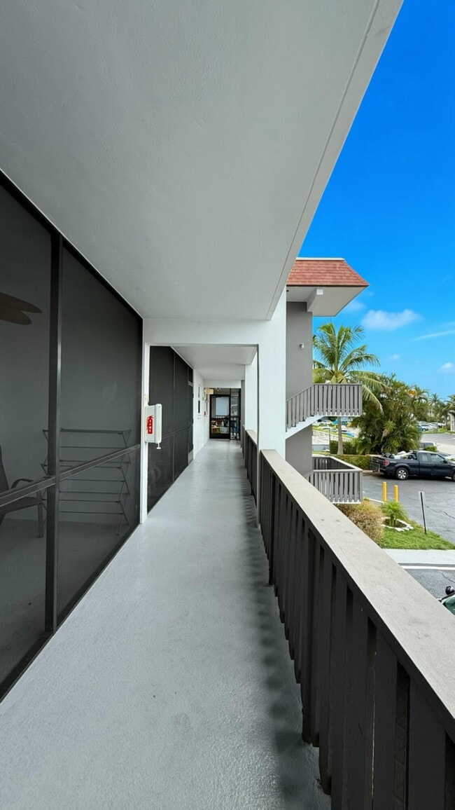 Building Photo - 651 Pine Dr