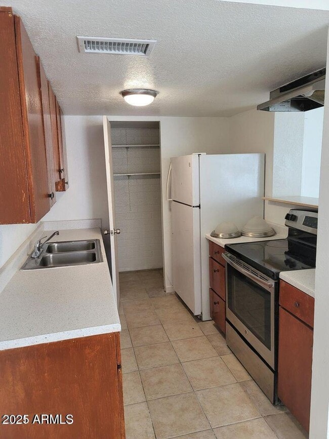 Building Photo - 5415 W Lynwood St
