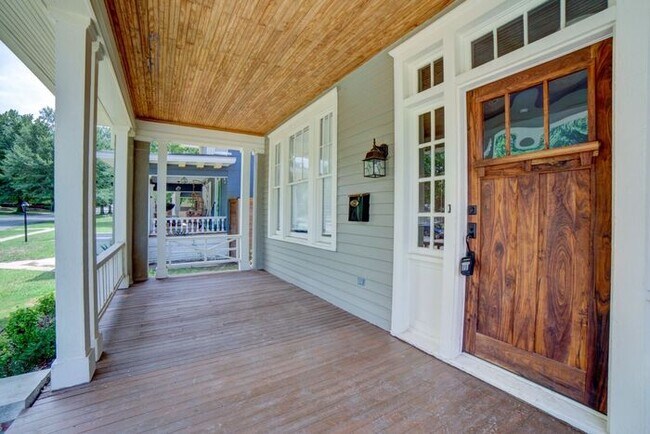 Building Photo - Downtown 3/2.5 Fully Remodeled!