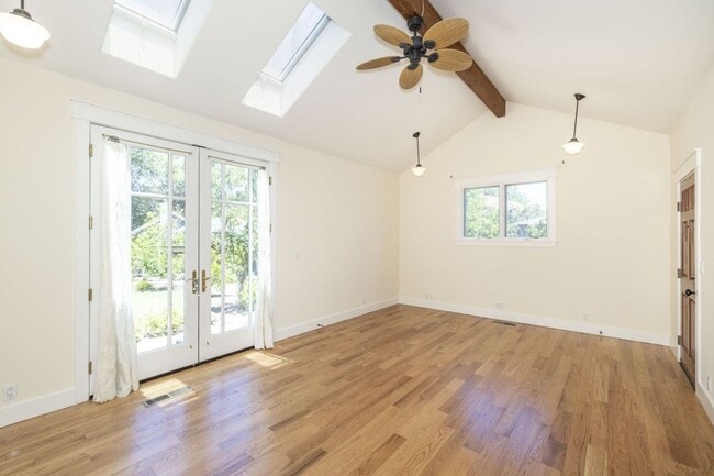 Building Photo - Lovingly Maintained 5 Bed, 3.5 Bath Execut...