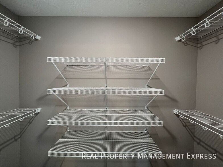 Building Photo - Modern 3 Bed 2 Bath Townhome in West Sioux Falls