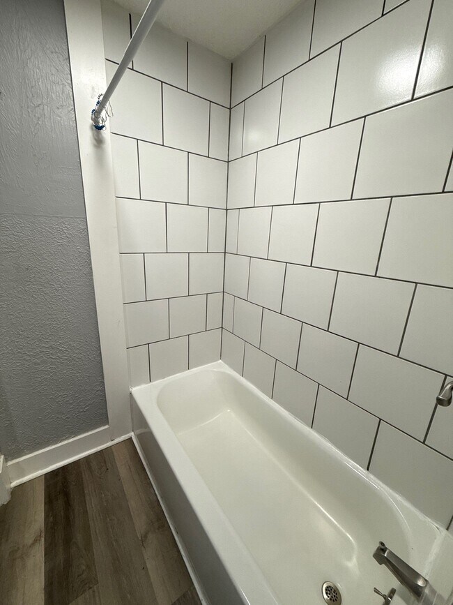 Building Photo - 1116/ 1120 Bonacker