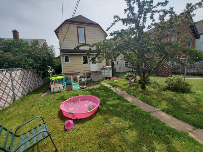 Building Photo - AVAILABLE May 2026 - Wonderful 4 Bedroom House - 2 Car Garage