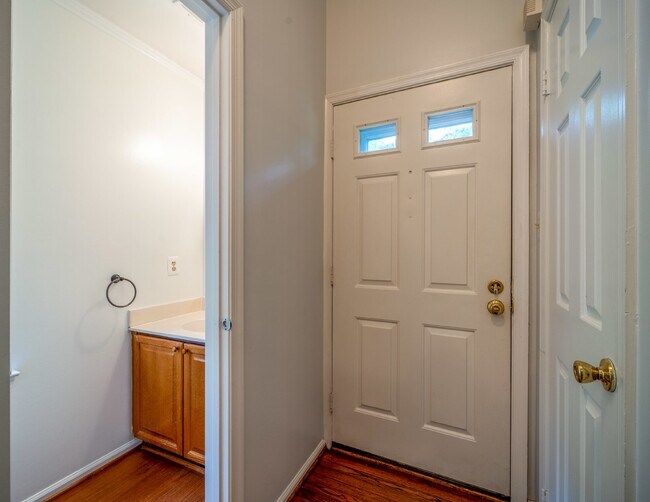 Building Photo - Three-level end unit townhome!