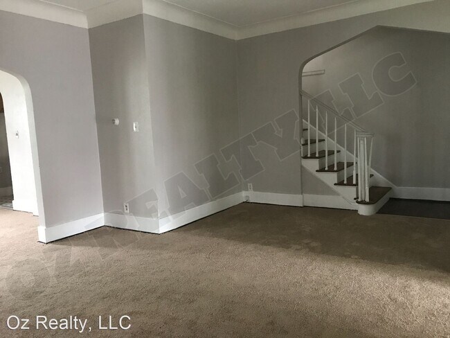 Building Photo - 3 br, 1 bath House - 44 East Lake Street
