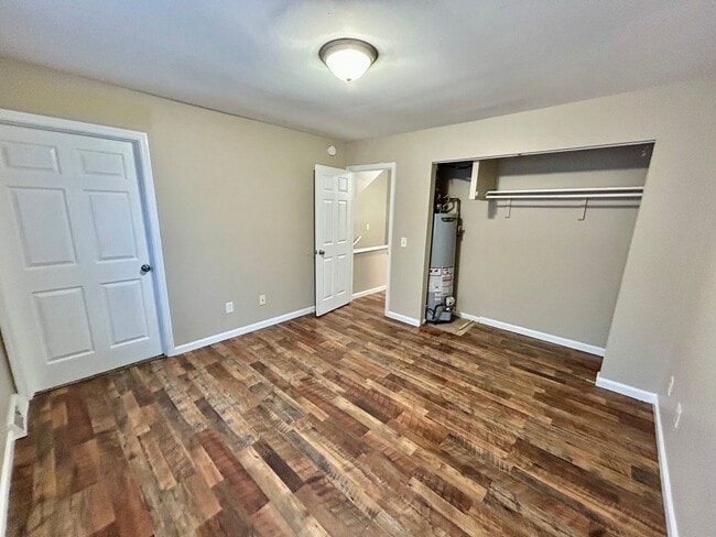 Building Photo - 2 Bedroom With a Bonus Room!