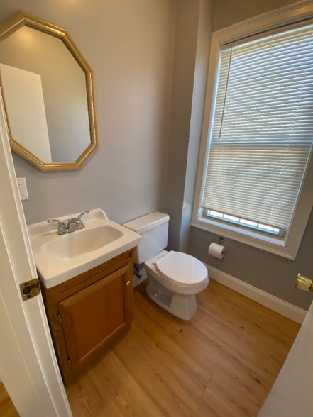 Building Photo - 824 Main St