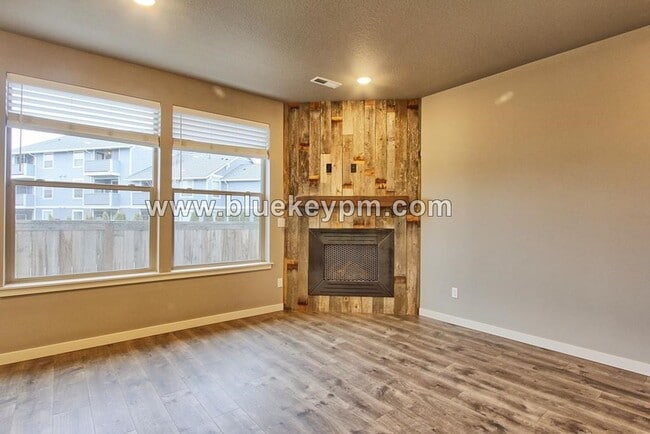 Building Photo - 3 Bed, 2.5 Bath Townhome in Orchards by Pr...