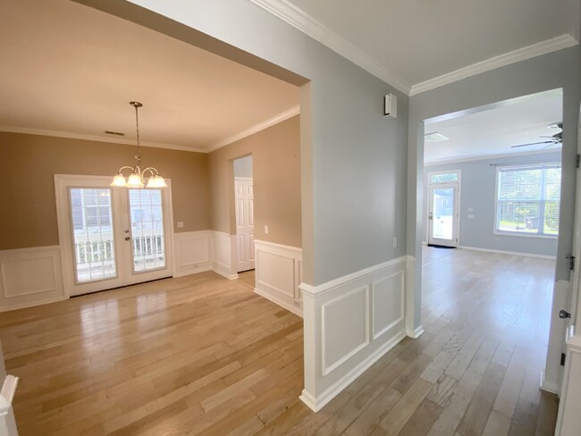 Building Photo - Charming, Spacious, Single Family Home in ...