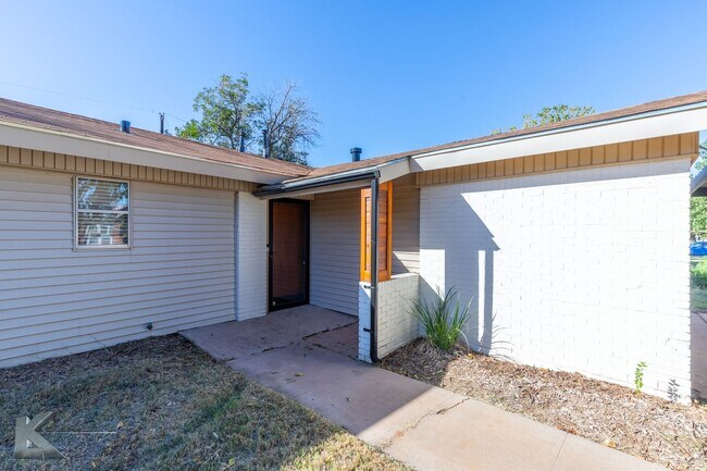Building Photo - 3 bed, 1.5 bath, XL living room, XL garage...