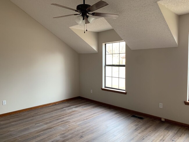 Building Photo - Remodeled 2bed/1.5 Bath Townhouse