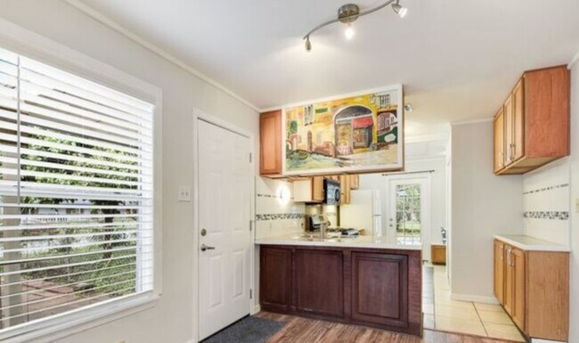 Building Photo - 707 Sprucewood Ln