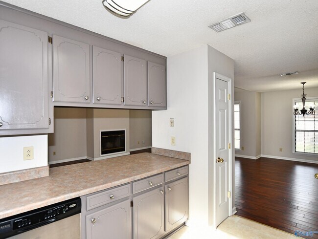 Building Photo - 721 Mathis Dr SE