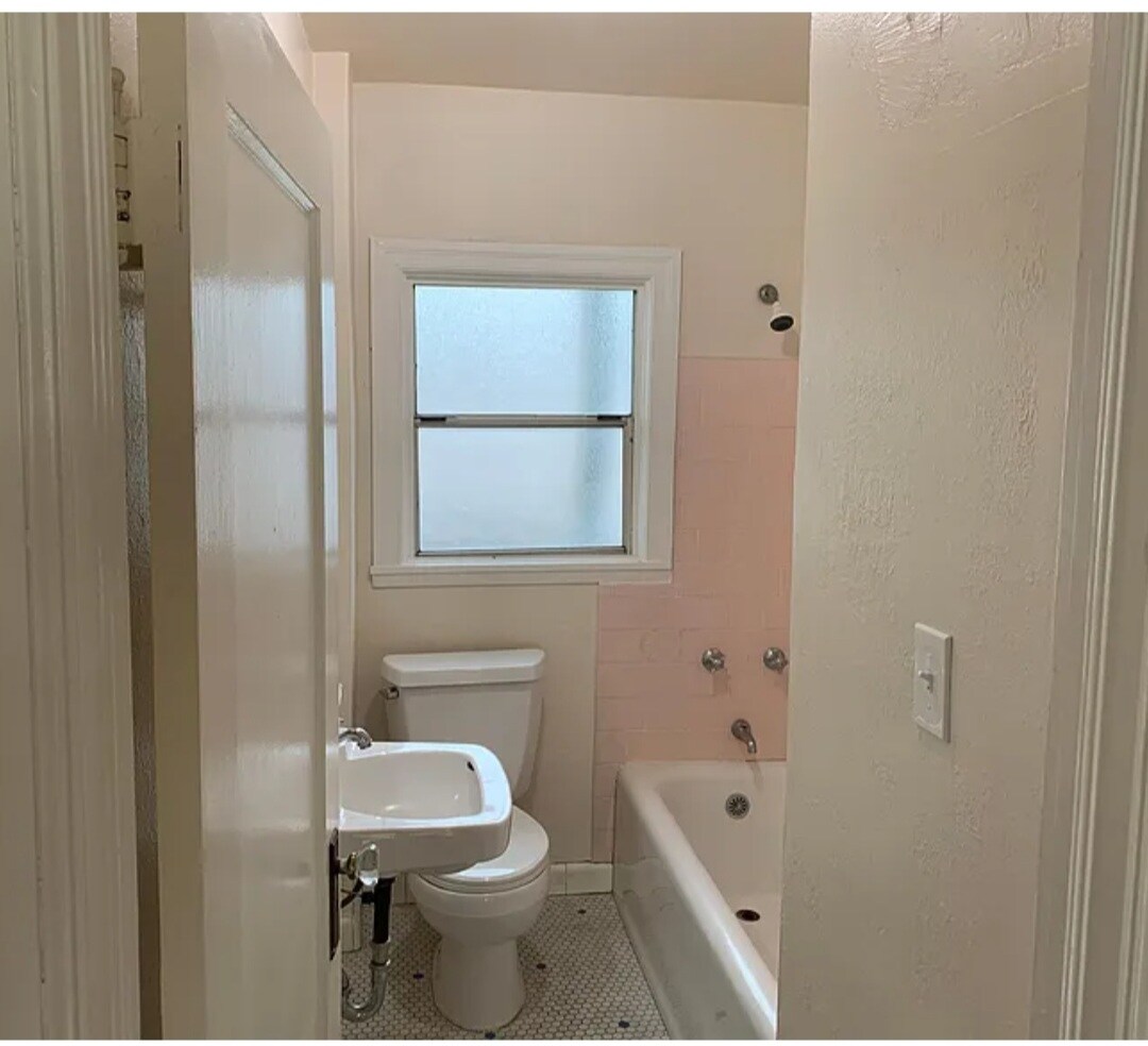 Bathroom - 4315 Essex St