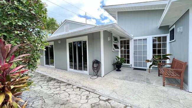 Building Photo - 615 N Kalaheo Ave