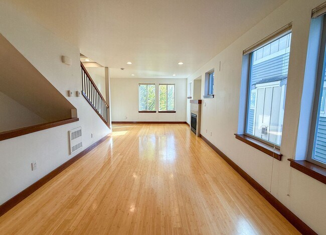 Building Photo - 3bd/2.5ba Seattle Townhome