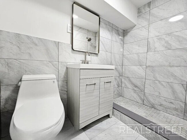 Building Photo - Massive 3BD/3BA Renovated Duplex with Home...