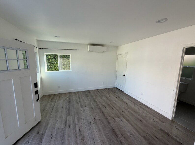 Building Photo - 316 W 54th St