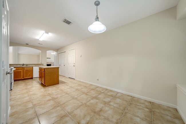 Building Photo - 12810 Lakeshore Dr