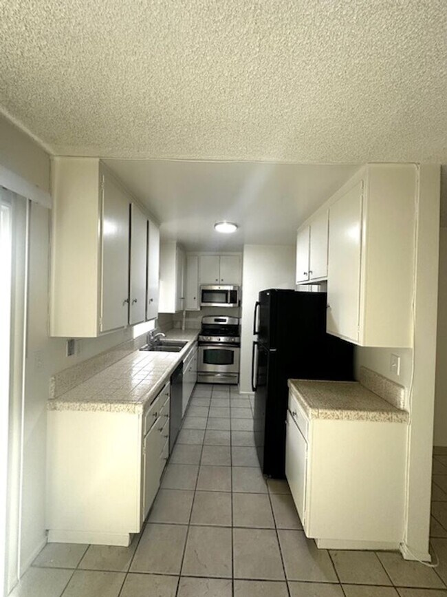 Building Photo - Three Bedroom Condo! Ventura