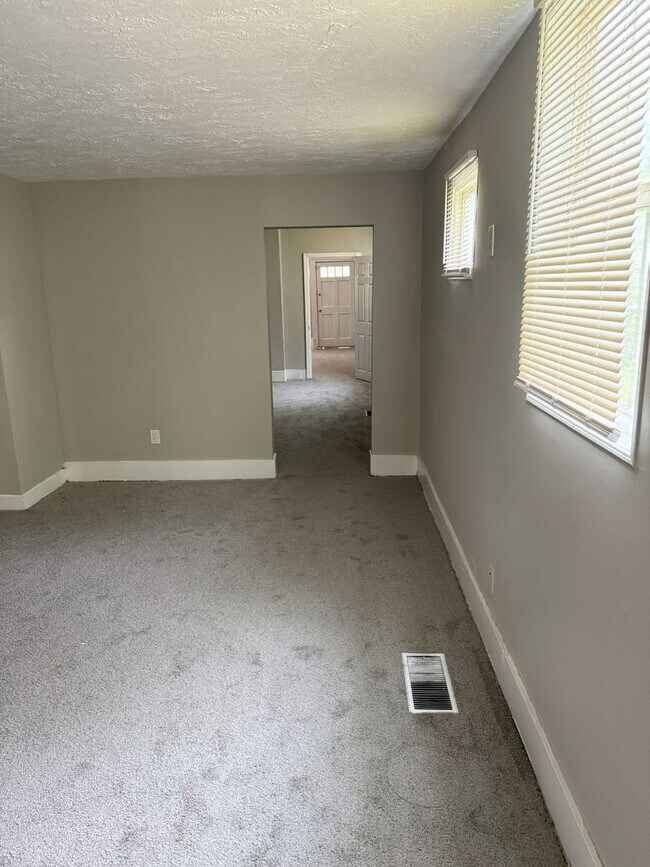 Building Photo - Adorable 2BR/1BA house