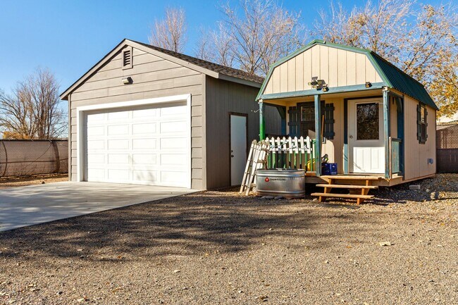 Building Photo - Country living at its finest!