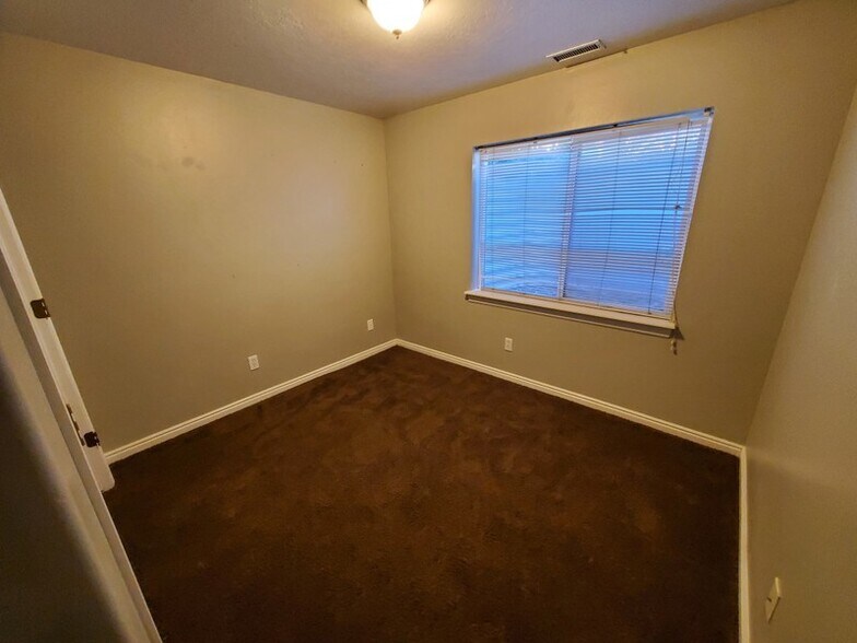 Building Photo - 342 600 W
