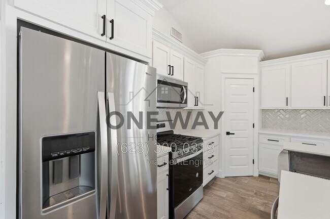 Building Photo - 4027 E Lewis Ave