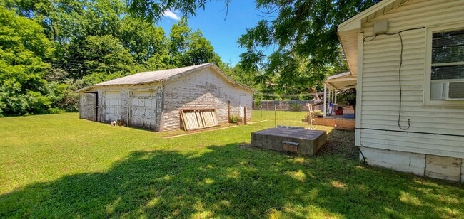 Building Photo - 2 bedroom 1 bath duplex in Shawnee