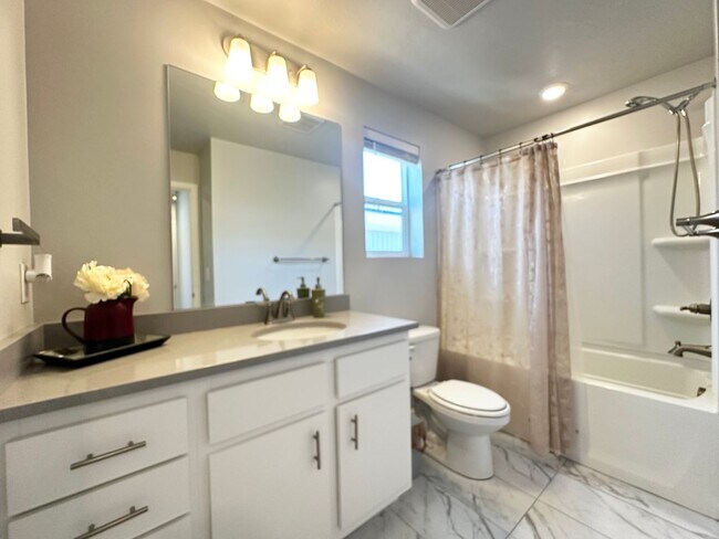 Building Photo - Spacious and Bright Townhome Available Sep...