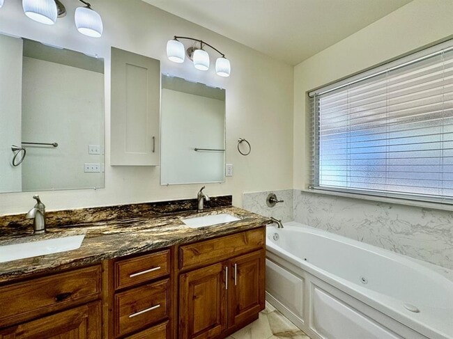 Building Photo - 308 N Lockeport Dr