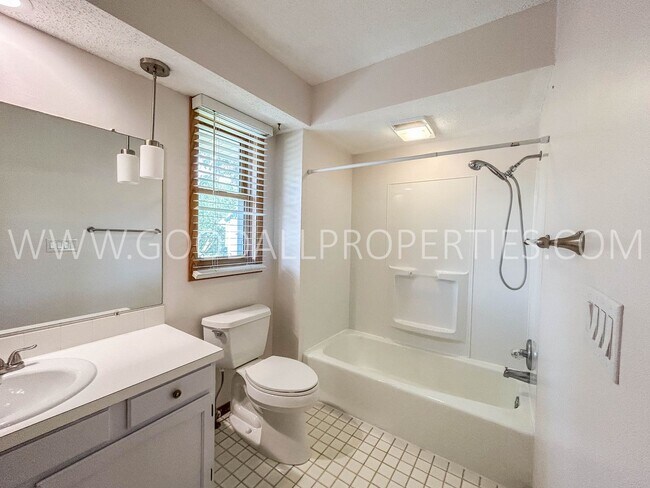 Building Photo - 3 Bedroom, 3 bath Home in West Des Moines!!