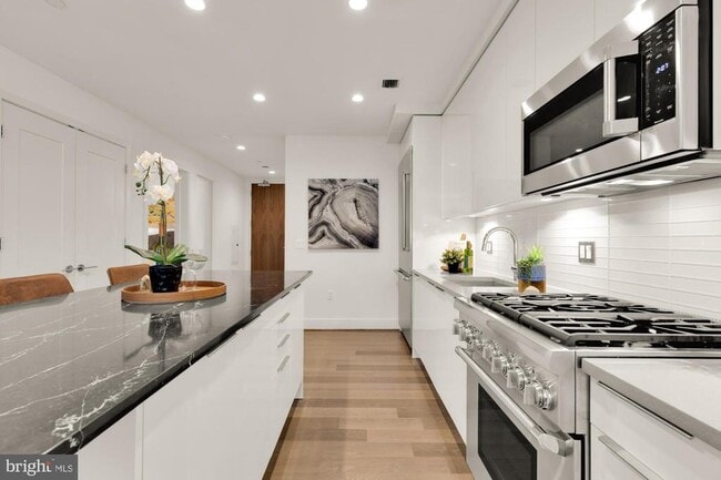 Building Photo - 45 Sutton Square SW