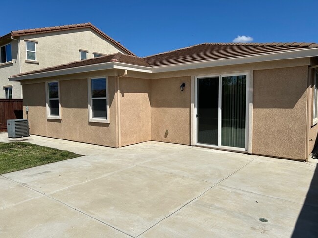 Building Photo - 1537 Sycamore Dr