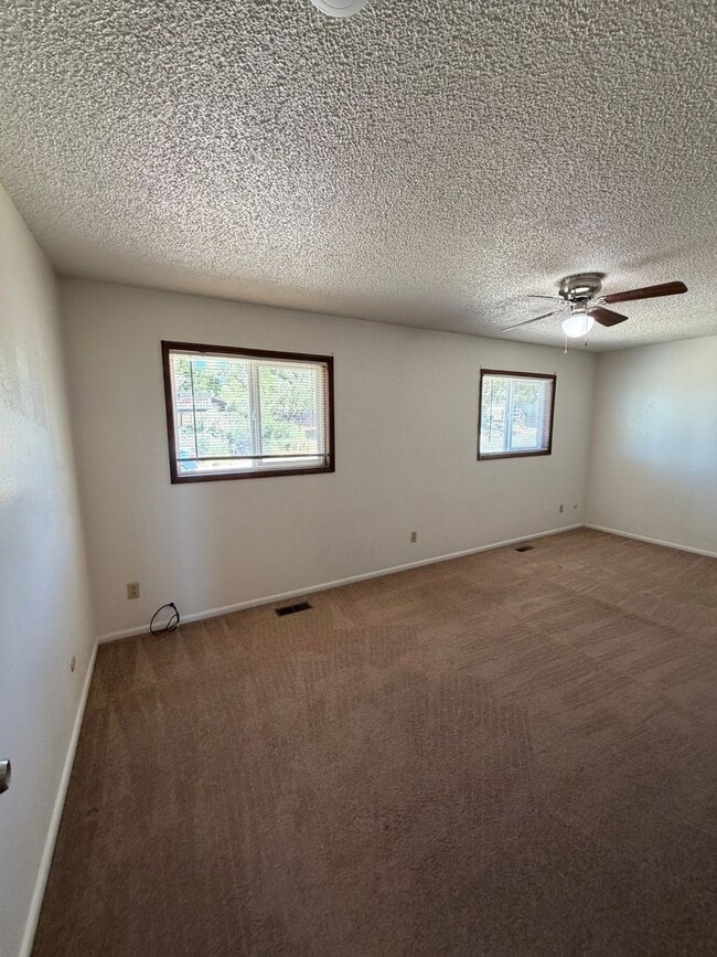 Building Photo - The Perfect House for Roommates, 6bdrms, 3.5 baths, 1.5 miles from Oregon Tech and Sky Lakes Medi...