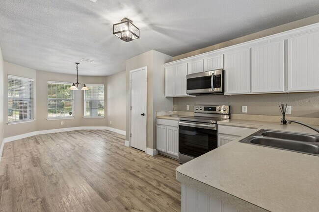 Building Photo - Stylish, Move-In Ready Living in Justin