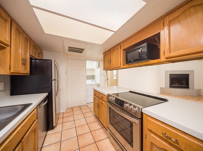 Building Photo - 2BR-2BATH  IN SOUGHT AFTER TWELVE HUNDRED ...