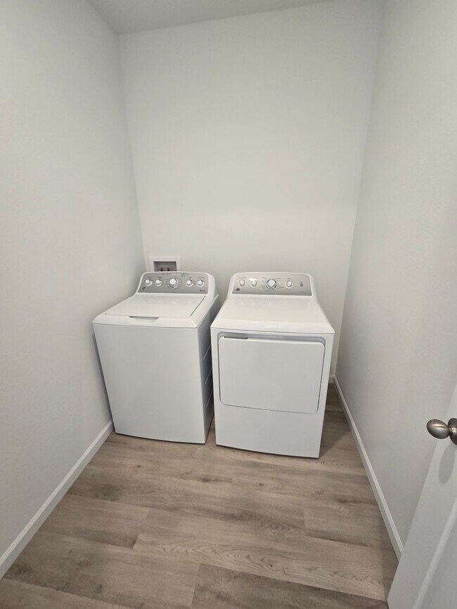 Building Photo - Brand New Aurora Highlands Ranch