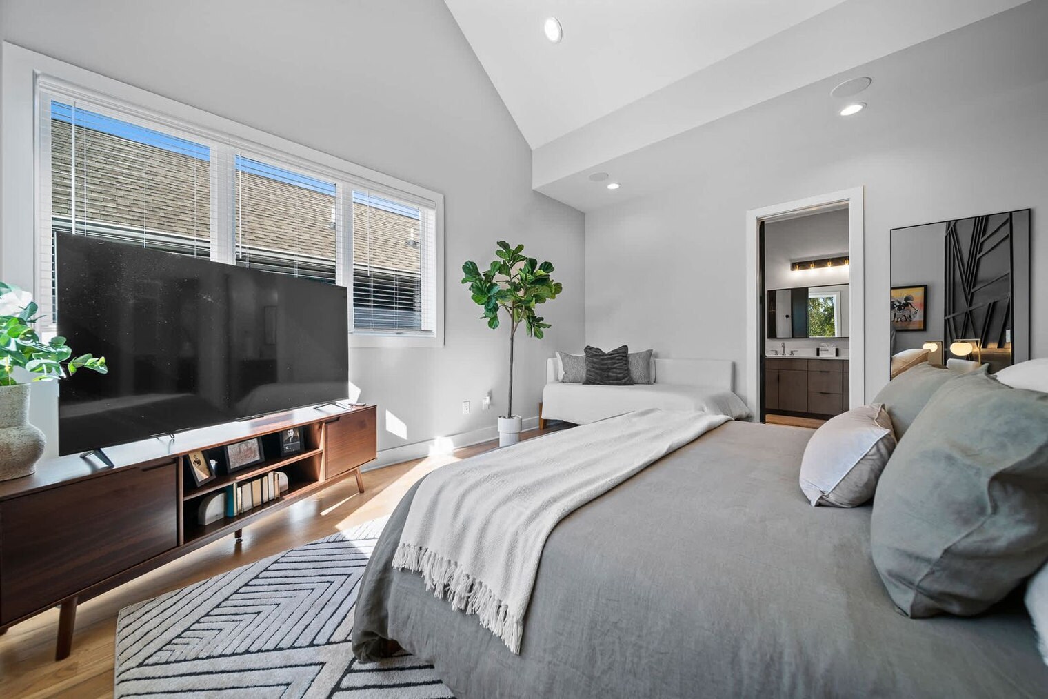 Building Photo - 1102C Buchanan St