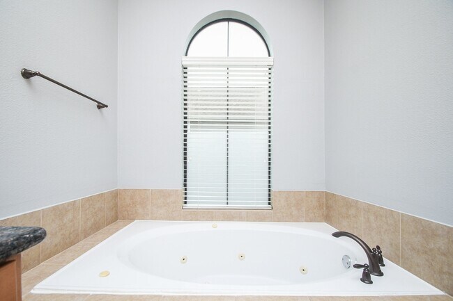 Building Photo - 1222 W 17th St