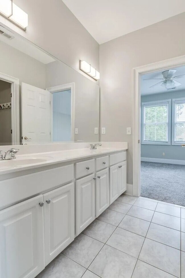 Building Photo - Beautiful home in Lake Carolina Harborside