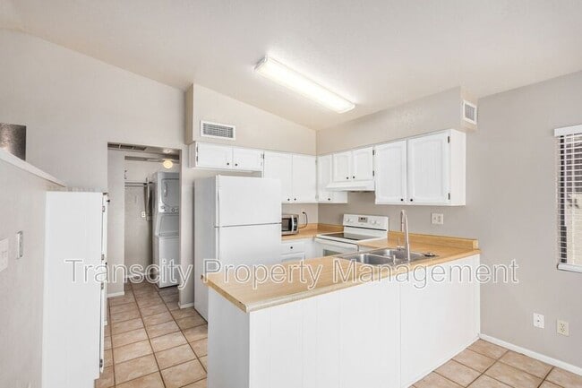 Building Photo - 832 W Laguna Dr